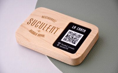 Soporte de madera con logotipo grabado + Placa QR plástico grabada con láser + Base con inclinación (material flexible)